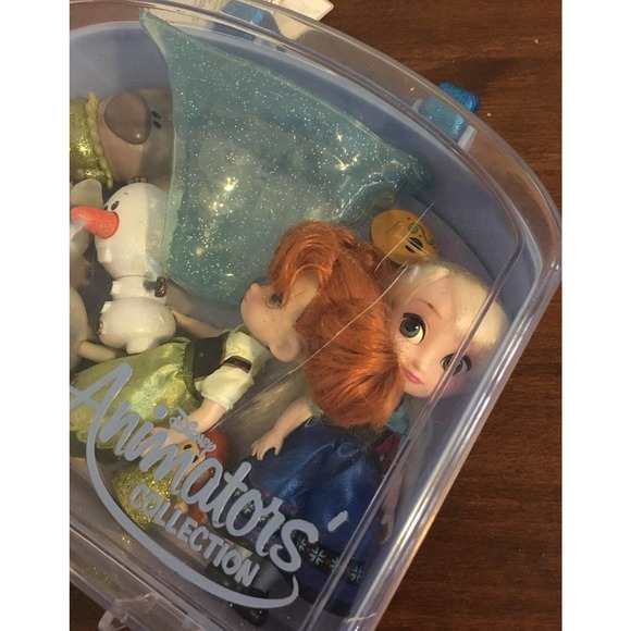 Frozen Disney Animator Collection dolls with accessories - Picture 7 of 9